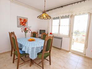 Apartamento, 4 quartos (906/2111) | Opções para refeição no quarto