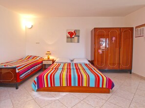 Tabla de planchar con plancha, wifi gratis y ropa de cama