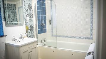 Habitación superior con 1 cama matrimonial o 2 individuales, baño en la habitación | Baño