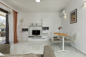 Apartment, 2 Bedrooms (821/1919) | Living area | Flat-screen TV - Apartments Maria 821 (Pula)