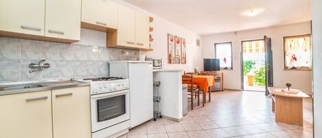 Apartment, 2 Bedrooms (821/1921) | Private kitchen
