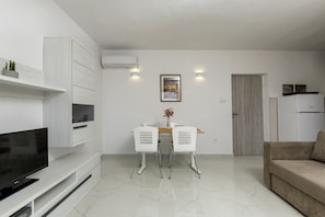 Apartment, 2 Schlafzimmer (821/1919) | Wohnbereich | Flachbildfernseher