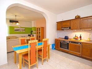 Apartamento, 1 habitación (65/100) | Cocina privada | Placa de cocina, cafetera o tetera y utensilios de cocina