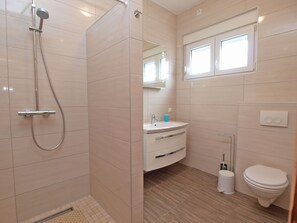 Apartment, 1 Bedroom (65/100) | Bathroom | Shower, hair dryer, towels