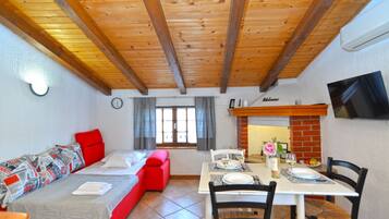 Apartment, 1 Schlafzimmer (1021/3402) | Wohnbereich | Fernseher