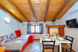 Apartment, 1 Bedroom (1021/3402) | Living area