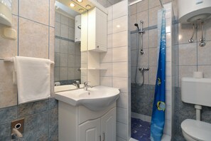 Appartement, 1 chambre (100/192) | Salle de bain | Douche, séchoir à cheveux, serviettes fournies