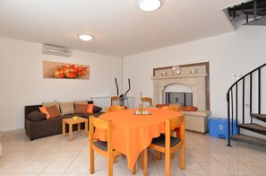 Apartment, 2 Bedrooms (100/191) | Living area | TV - Apartments Tanja 100 (Pula)