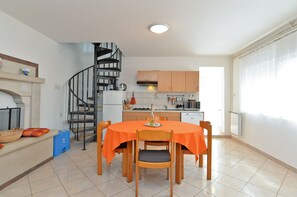 Apartment, 2 Bedrooms (100/191) | Living area | TV - Apartments Tanja 100 (Pula)