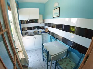 Departamento, 1 habitación (382/873) | Cocineta privada | Refrigerador, microondas, parrilla de estufa y cafetera y tetera 