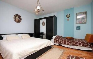 Departamento, 1 habitación (382/872) | Tabla de planchar con plancha, cunas y ropa de cama 