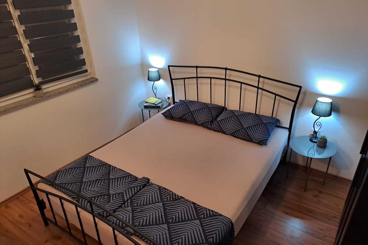 1 habitación, tabla de planchar con plancha, wifi gratis y ropa de cama