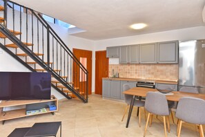 Apartment, 3 Bedrooms (928/2193) | Private kitchen | Fridge, microwave, coffee/tea maker, electric kettle