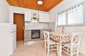 Apartment, 1 Bedroom (929/2198) | Private kitchen | Fridge, coffee/tea maker, electric kettle, cookware/dishes/utensils