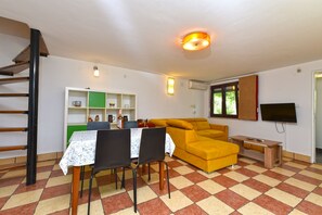 Standard-Apartment, 2 Schlafzimmer (929/17557) | Wohnbereich | Fernseher