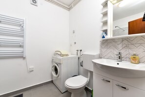 Apartment, 2 Bedrooms (929/2200) | Bathroom