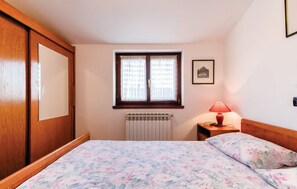 Tabla de planchar con plancha, wifi gratis y ropa de cama