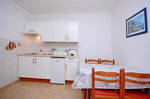 Apartamento, 2 quartos (829/1942) | Cozinha privada | Geladeira, cooktop, talheres/pratos/utensílios de cozinha