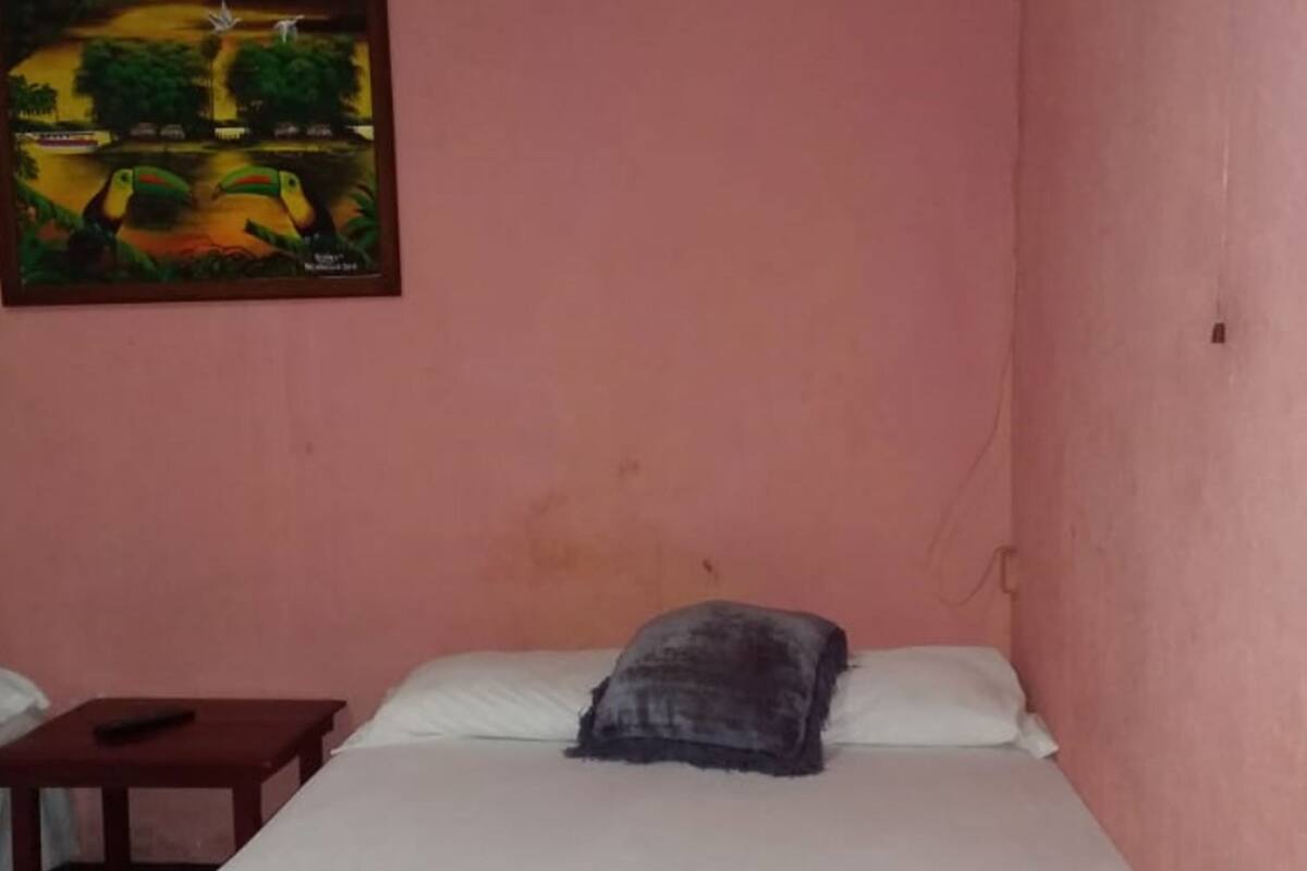 Caja de seguridad en la habitación y escritorio