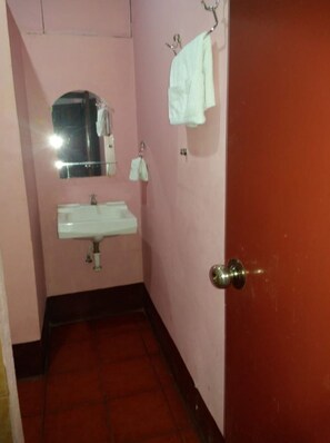 Ducha, artículos de tocador gratuitos, toallas