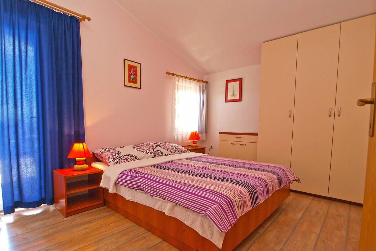 Tabla de planchar con plancha, wifi gratis y ropa de cama