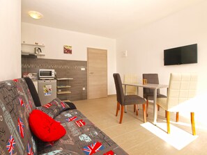 Standard Apartment, 1 Bedroom (1480/17227) | Living area | Flat-screen TV - Apartments Dario 1480 (Liznjan)