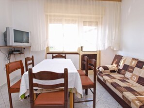 Apartment, 2 Schlafzimmer (79/130) | Essbereich im Zimmer
