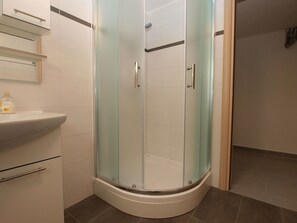 Apartment, 1 Bedroom (927/9851) | Bathroom shower