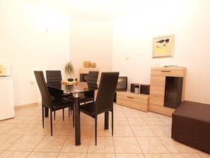 Apartment, 2 Bedrooms (799/1856) | Living area