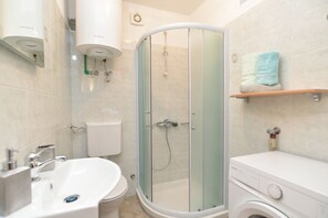 Standard Apartment, 2 Bedrooms (742/28478) | Bathroom | Shower, hair dryer, towels