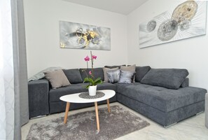 Apartment, 3 Bedrooms (742/1734) | Living area | TV