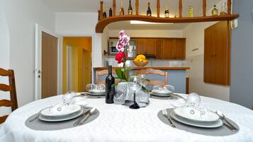 Apartment, 3 Bedrooms (742/1734) | In-room dining
