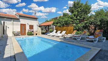 Hồ bơi ngoài trời