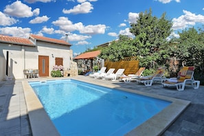 Kolam renang outdoor