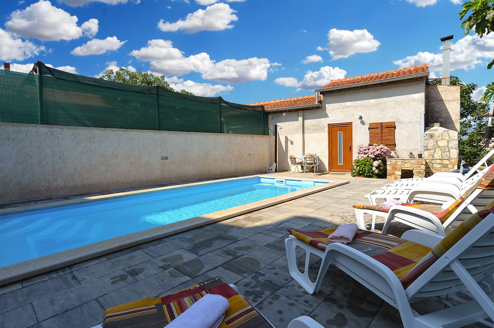 حمّام سباحة خارجي