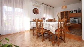 Apartment, 2 Bedrooms (996/3139) | In-room dining - Apartments Davor 996 (Pula)
