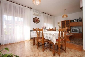 Apartment, 2 Schlafzimmer (996/3139) | Essbereich im Zimmer