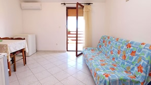 Apartment, 2 Bedrooms (996/3141) | Living room - Apartments Davor 996 (Pula)