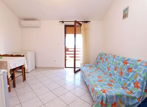 Apartment, 2 Schlafzimmer (996/3141) | Wohnzimmer | Fernseher