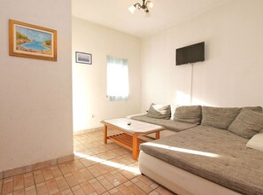 Departamento estándar, 2 habitaciones (1328/15323) | Área de sala de estar | Televisión de pantalla plana 