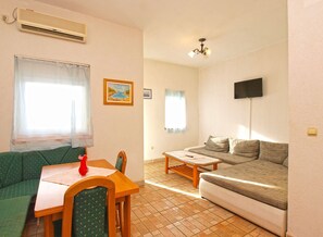 Standard Apartment, 2 Bedrooms (1328/15323) | Living area | Flat-screen TV