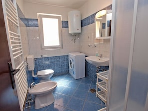Apartment, 2 Bedrooms (947/2385) | Bathroom | Shower, hair dryer, towels