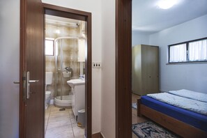 Apartment, 2 Bedrooms (1398/13154) | Bathroom | Shower, towels, toilet paper - Apartments Bubamara 1398 (Medulin)
