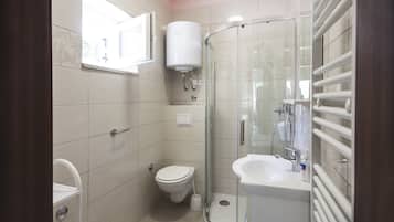 Apartamento, 1 quarto (1398/13153) | Banheiro | Chuveiro, toalhas de banho, papel higiênico