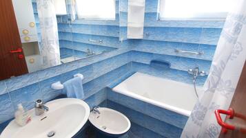 Appartement, 2 slaapkamers (1124/13338) | Badkamer | Een haardroger, handdoeken