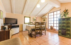 Apartment, 2 Bedrooms (1204/11065) | In-room dining