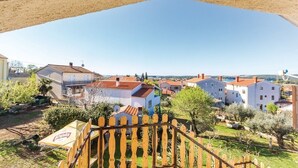 A residential area with houses, a wooden fence, and a clear sky. - Apartments Luce 1204 (Medulin)