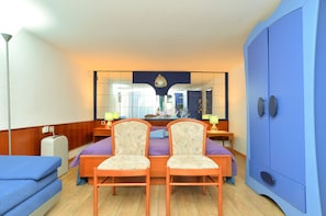 A room with a bed, two chairs, a desk, a mirror, and a wardrobe. - Apartments Mila 1039 (Medulin)