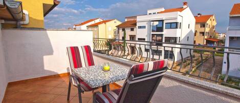 Căn hộ, 1 phòng ngủ (1048/3910) | Hiên