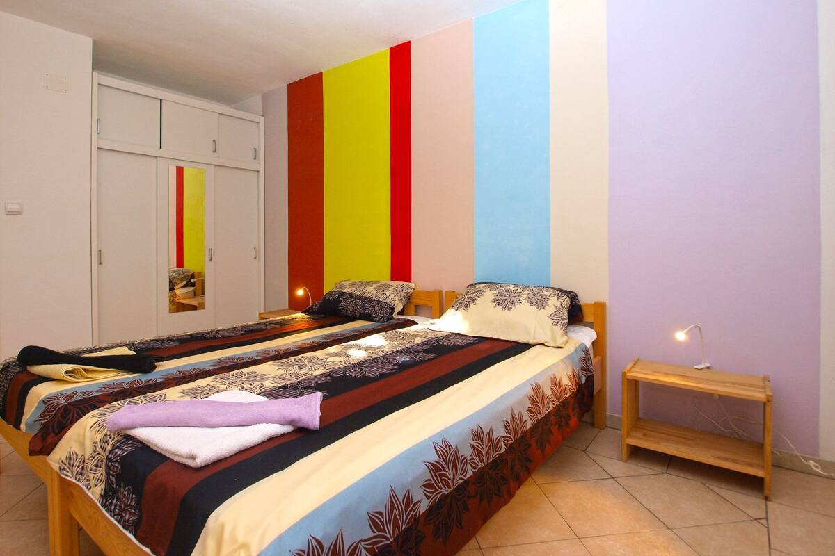 Appartement, 3 chambres (1497/14494) | Ameublement unique, fer et planche à repasser, lit de bébé